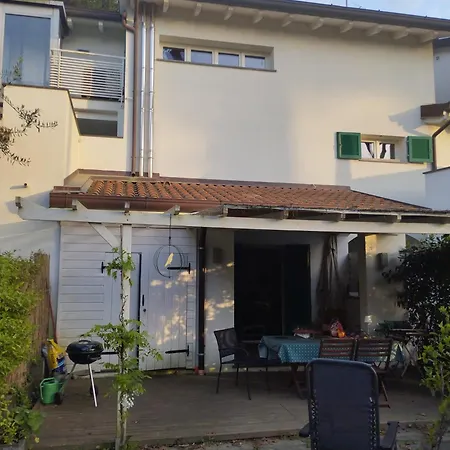 Casa Tra Mare E Montagna A Dei Marmi Casa de Férias