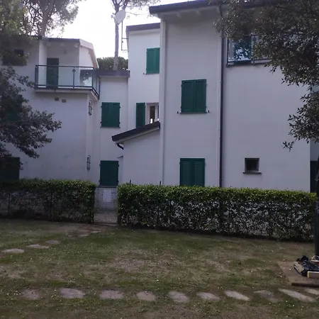 Casa Tra Mare E Montagna A Dei Marmi 別荘